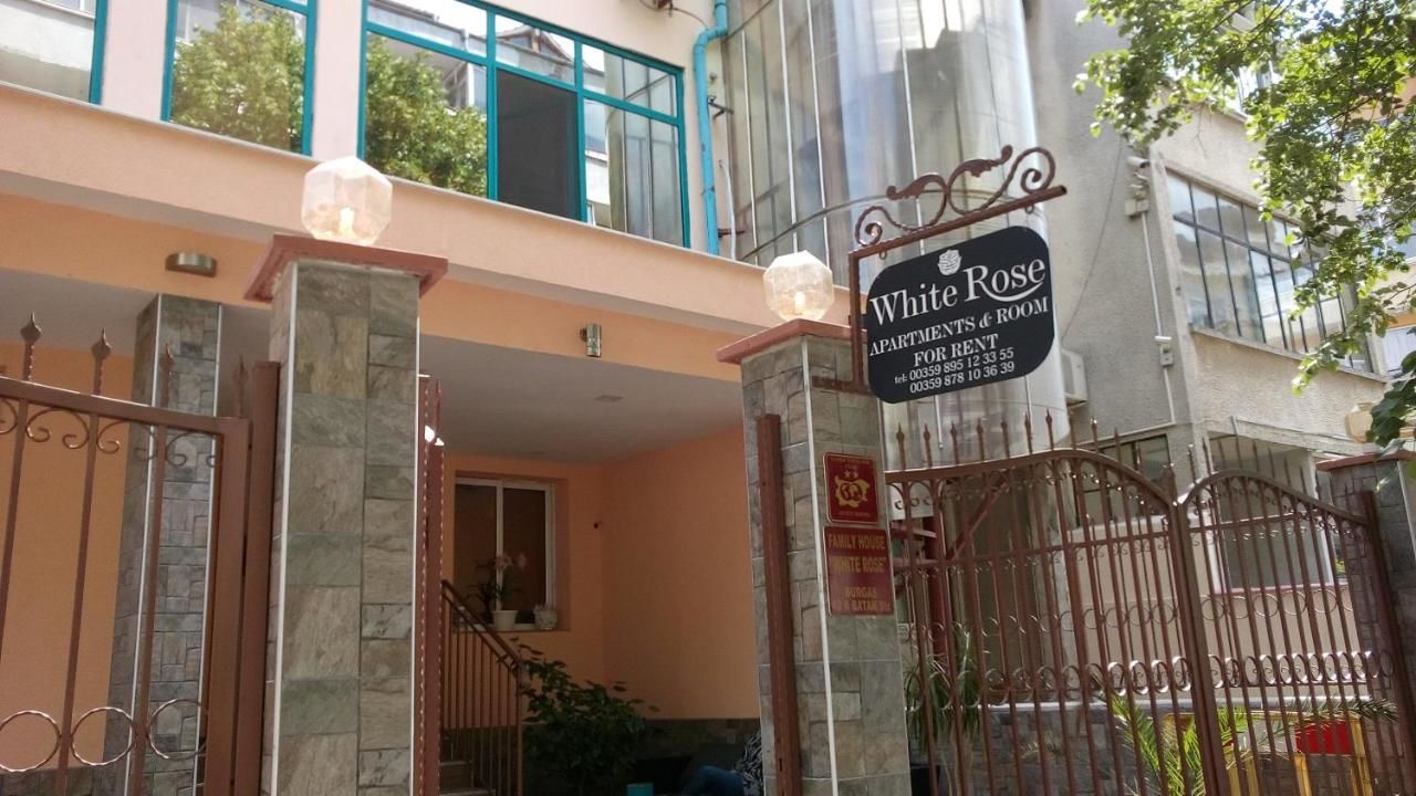 Отель White Rose Family Hotel Бургас-4